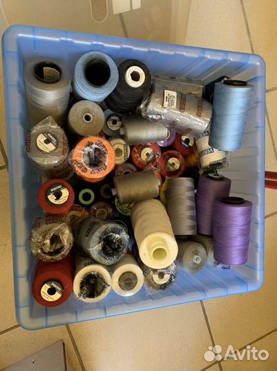Нитки новые. 60 катушек разных ниток в упаковке