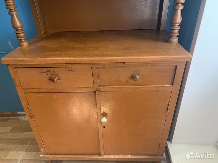 Старинный деревянный буфет