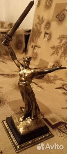 Статуэтка родина мать