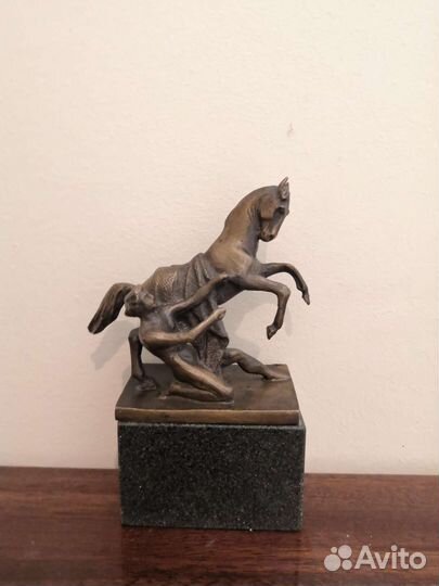 Бронзовая антикварная статуэтка