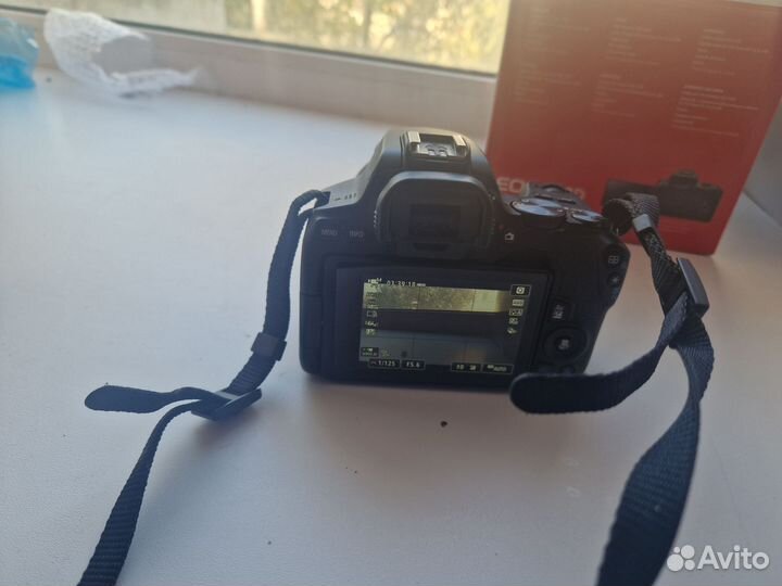 Зеркальный фотоаппарат Canon eos 200d