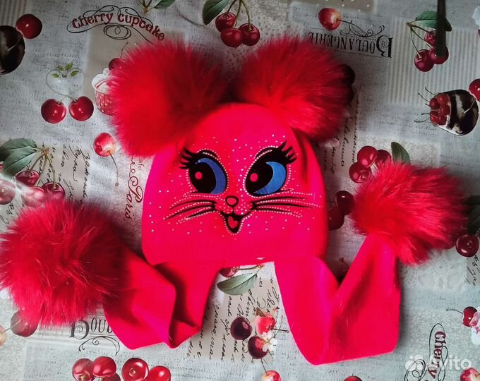 Чудесная шапка с помпонами