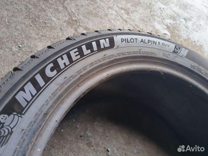 Michelin Alpin 5 305/40 R20