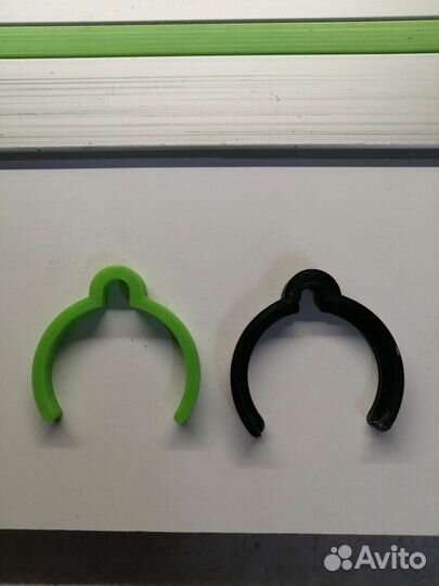 Фиксатор провода на шланг пылесоса