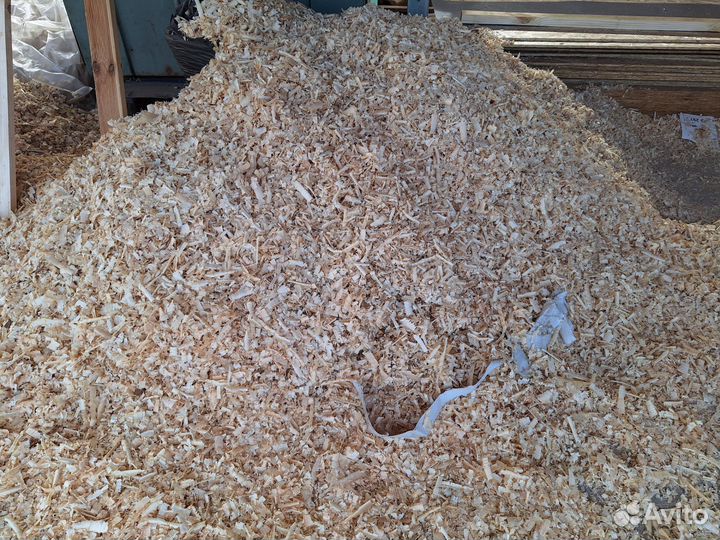 Сухие опилки в мешках