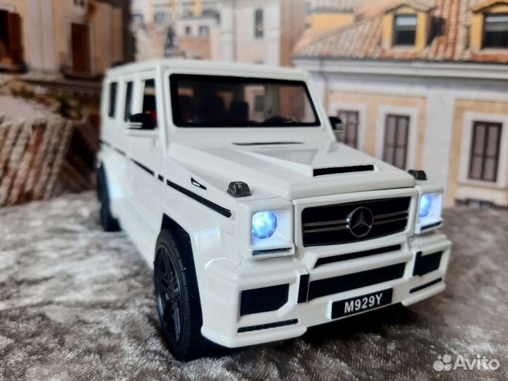 Модель автомобиля Mercedes-Benz Gelentwagen белый