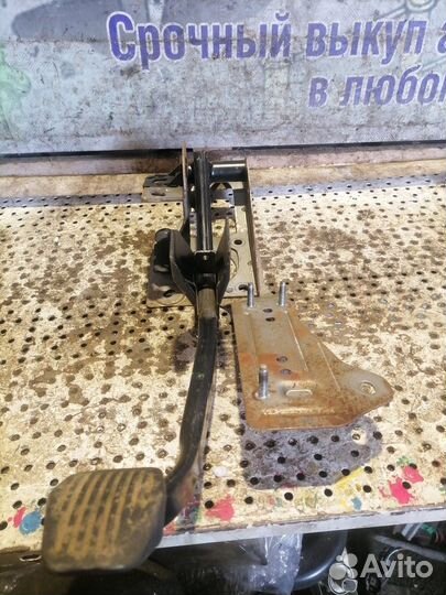 Педаль тормоза Ford Focus