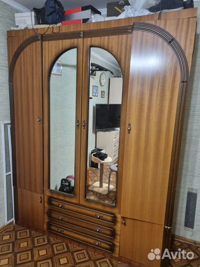 Шкаф с зеркалом
