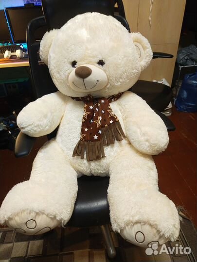 Большой плюшевый медведь