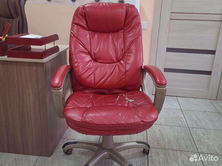Офисное кожаное кресло