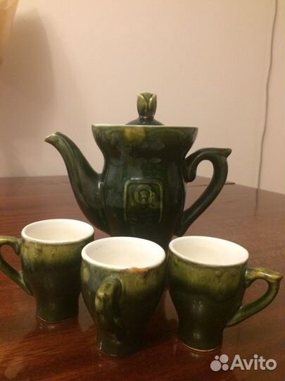 Кофейный сервиз: чайник и три чашки