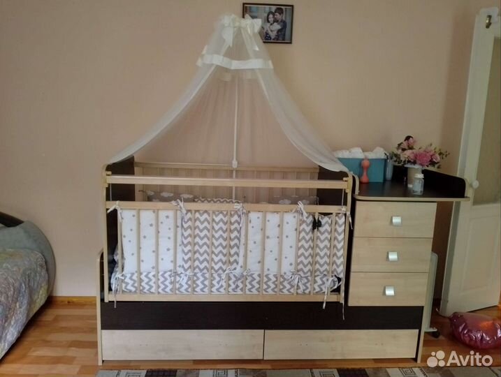 Детская кровать с пеленальным комодом