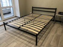 Кровать металлическая черная и белая