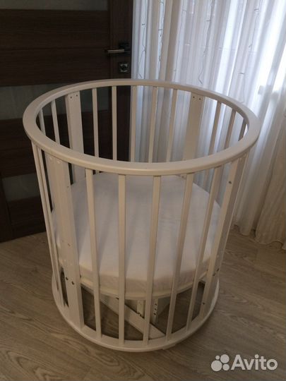 Детская кроватка с маятником круглая