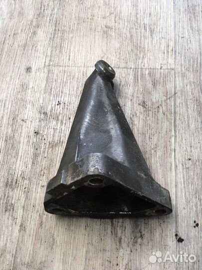 Кронштейн опоры двигателя Mercedes-Benz 190 W201