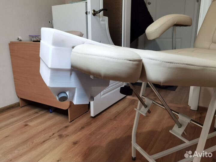 Новая. Вытяжка, педикюр, маникюр