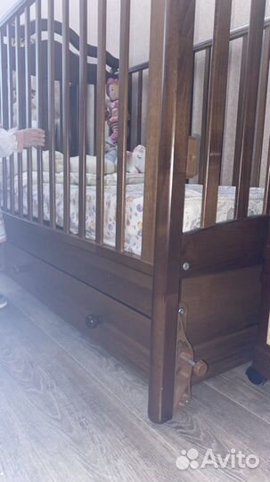 Детская кроватка с маятником