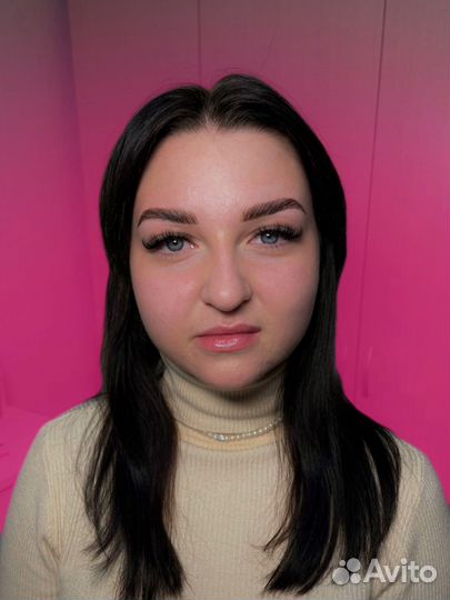 Модель на оформление бровей