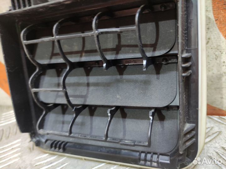 Решетка вентиляционная багажника задняя правая