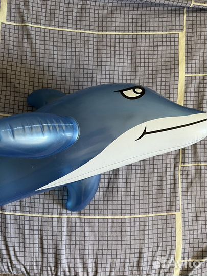 Надувной дельфин