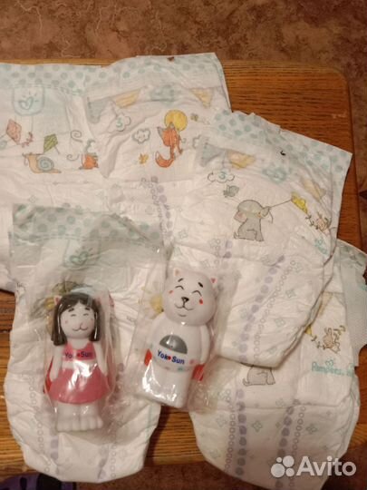 Памперсы детские 5 шт и игрушки пакет