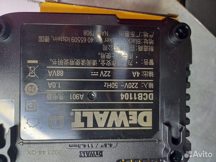 Зарядное устройство dewalt, 12/18 В, 4 А, DCB1104