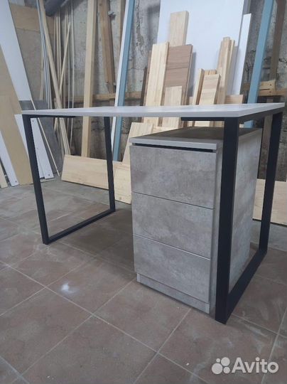 Письменный стол с тумбой