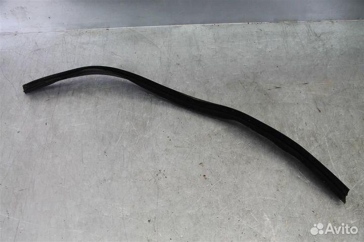 Уплотнитель стекла двери передней правой Nissan Q