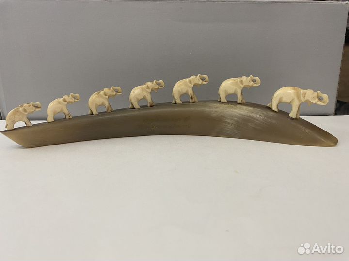 Семь слонов из кости на роге