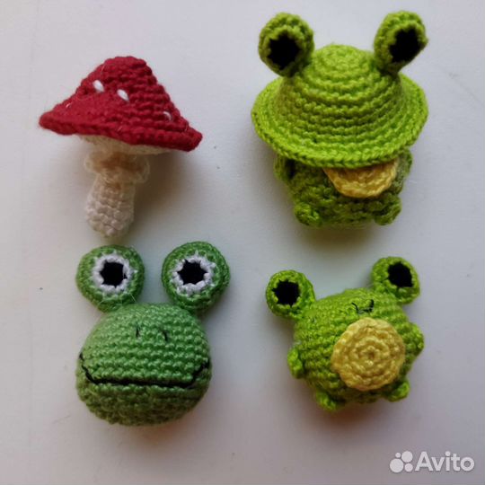 Вязаные лягушки в ассортименте