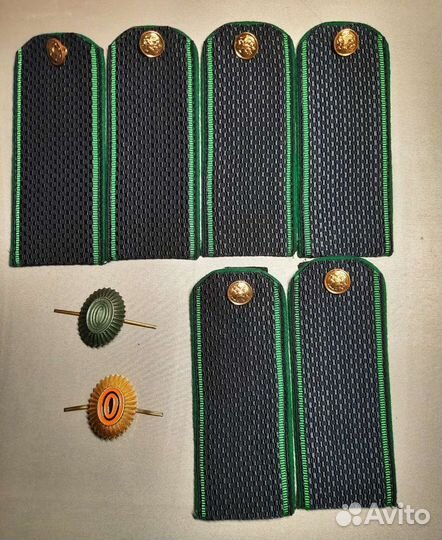 Пилотка, галстук, погоны, кокарда