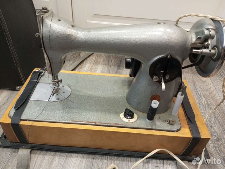 Швейная машинка 2М-34 с ножным электроприводом