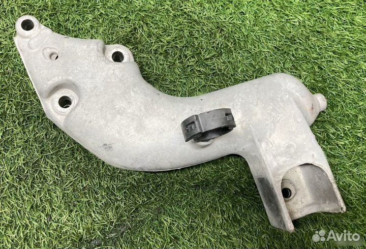 Кронштейн двигателя правый Peugeot 206 2006