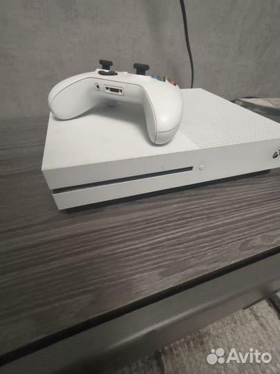Xbox One s 1tb с играми + геймпад