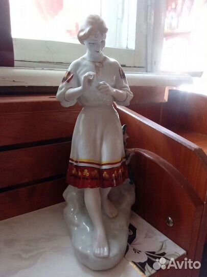 Статуэтка фарфор