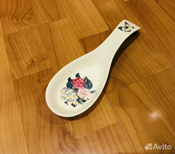 Новая ложка для сервировки стола