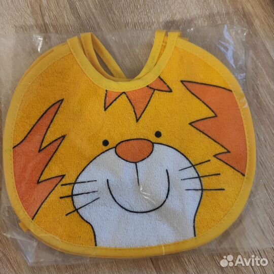 Слюнявчики(нагрудники) новые на завязках