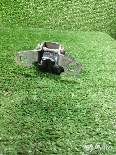 Петля двери Renault Logan