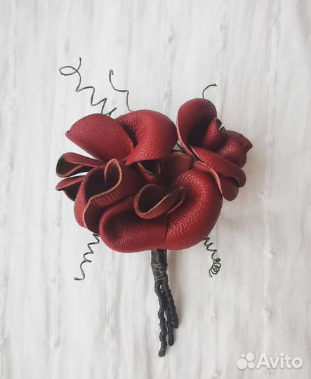 Брошь цветок из кожи