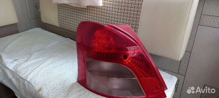 Фара для Тойоты витц модель 2005 года оригинал