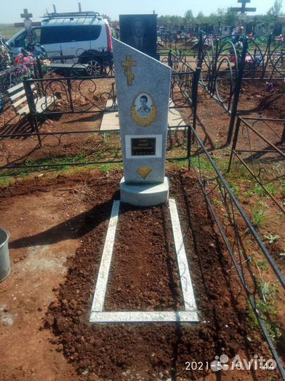 Памятник из мраморной крошки