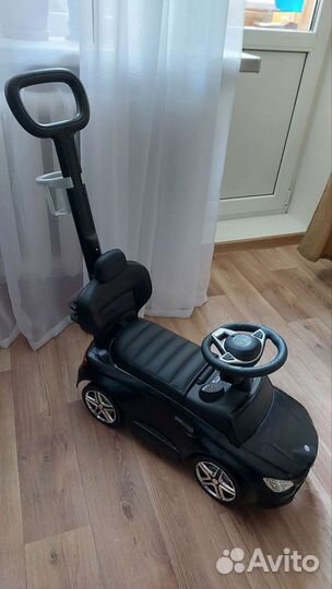 Машинка толокар с родительской ручкой