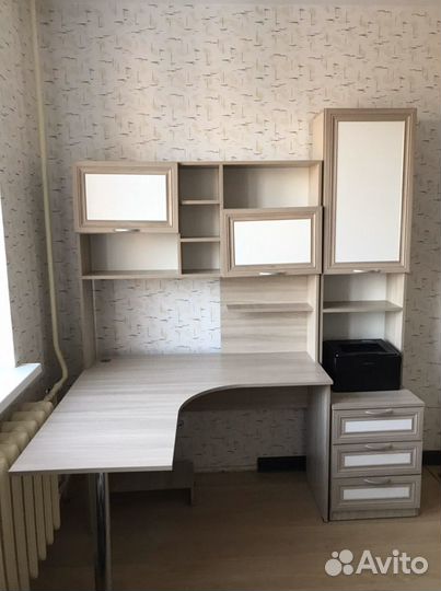 Угловой стол с надстройкой и стеллажом