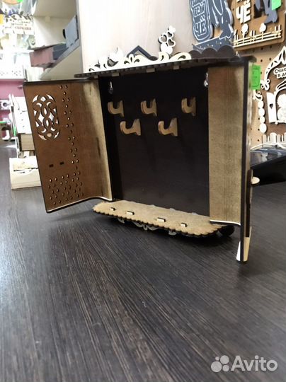 Ключница резная