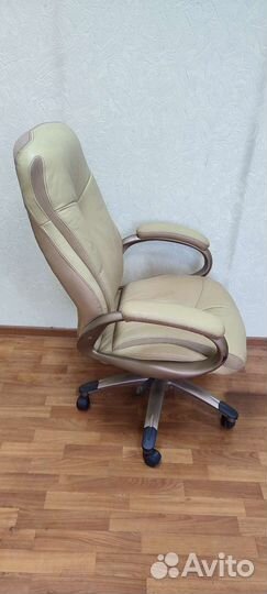 Офисное кресло
