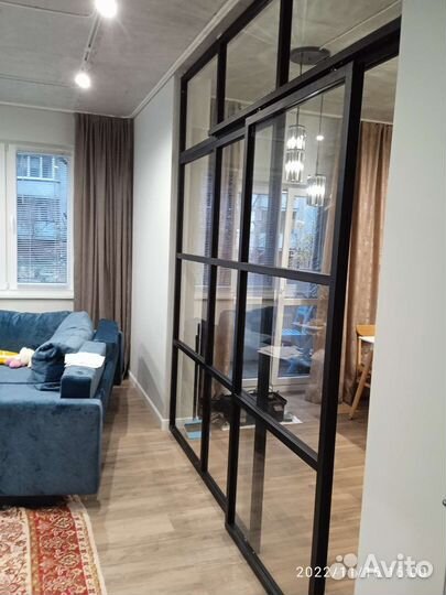 Сдвижная перегородка из металла и стекла