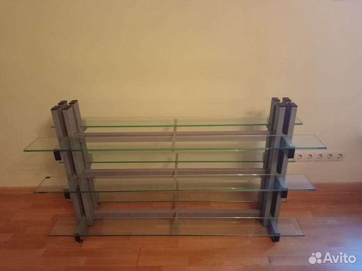 Стеклянная полка под тв