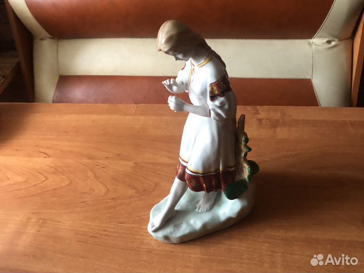 Статуэтка Девушка гадает на ромашку