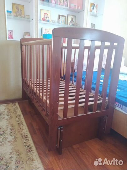 Детская кроватка с продольным маятником