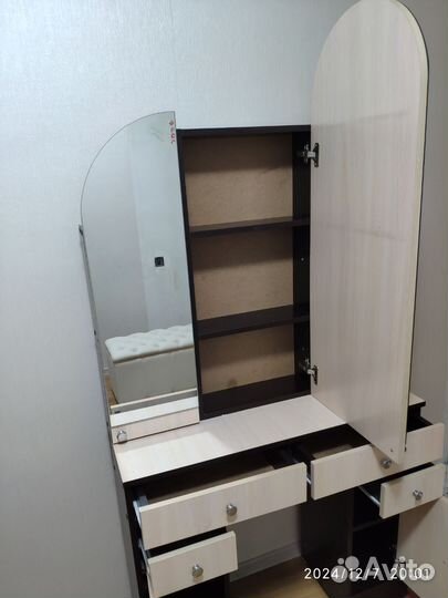 Туалетный столик с зеркалом